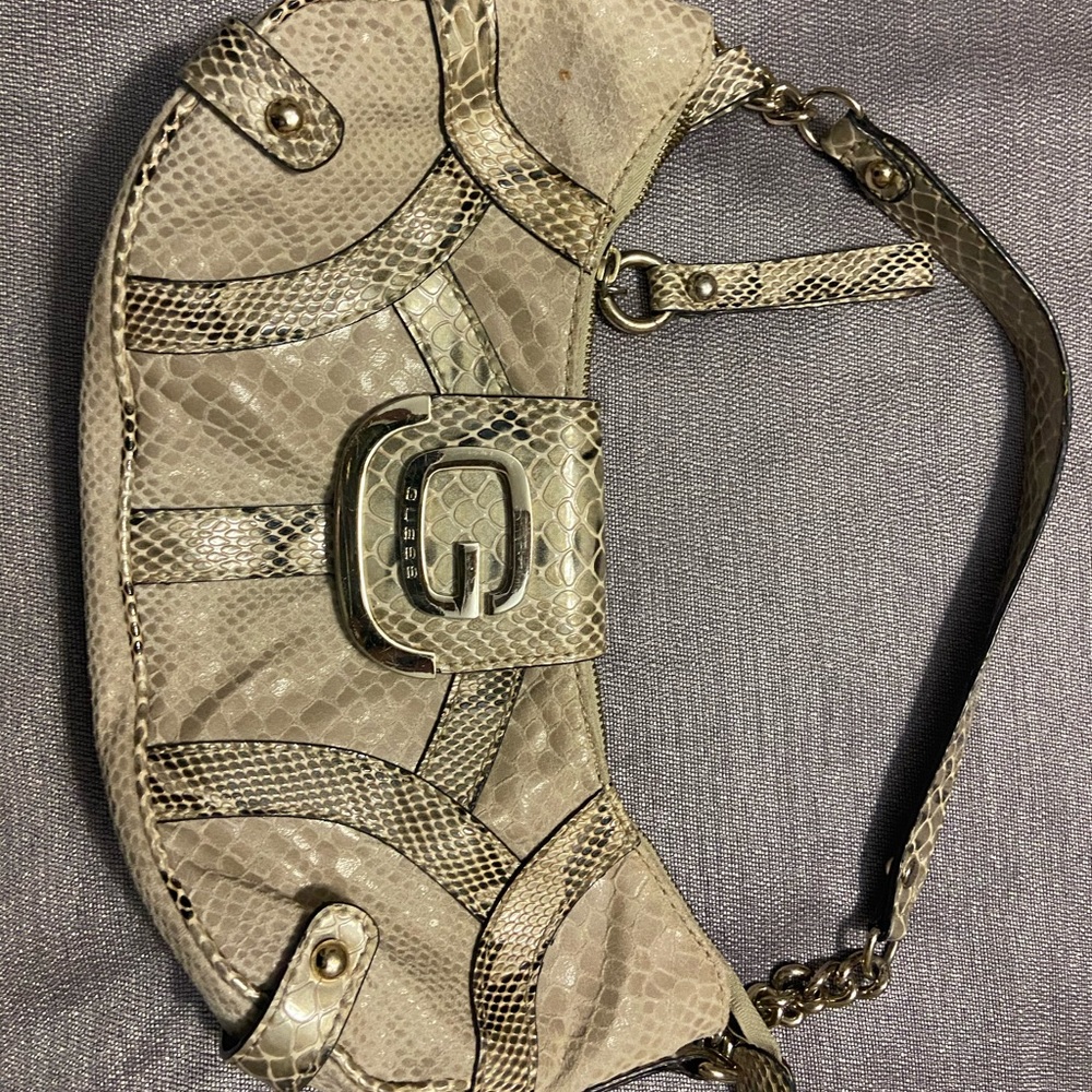 Guess shoulder